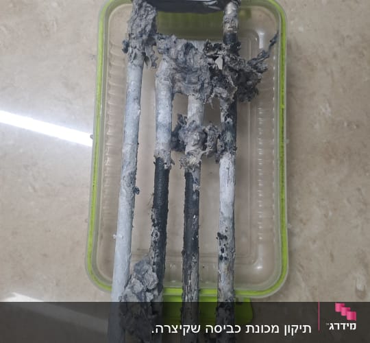 גוף חימום מלוכלך על רקע רצפה